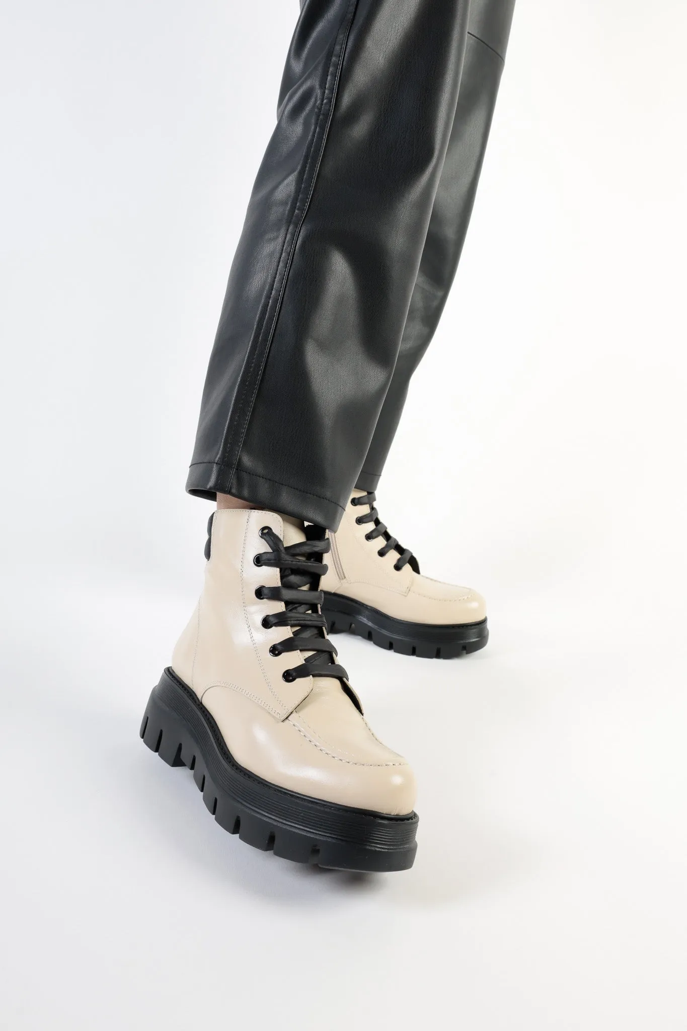 WENDY CREAM - Extra-Light Lace-Up Ankle Boots